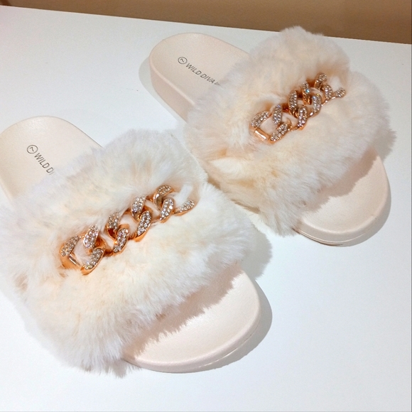 Like New 🌷 Wild Diva Women's White Faux Fur Flat Slides - Picture 6 of 16